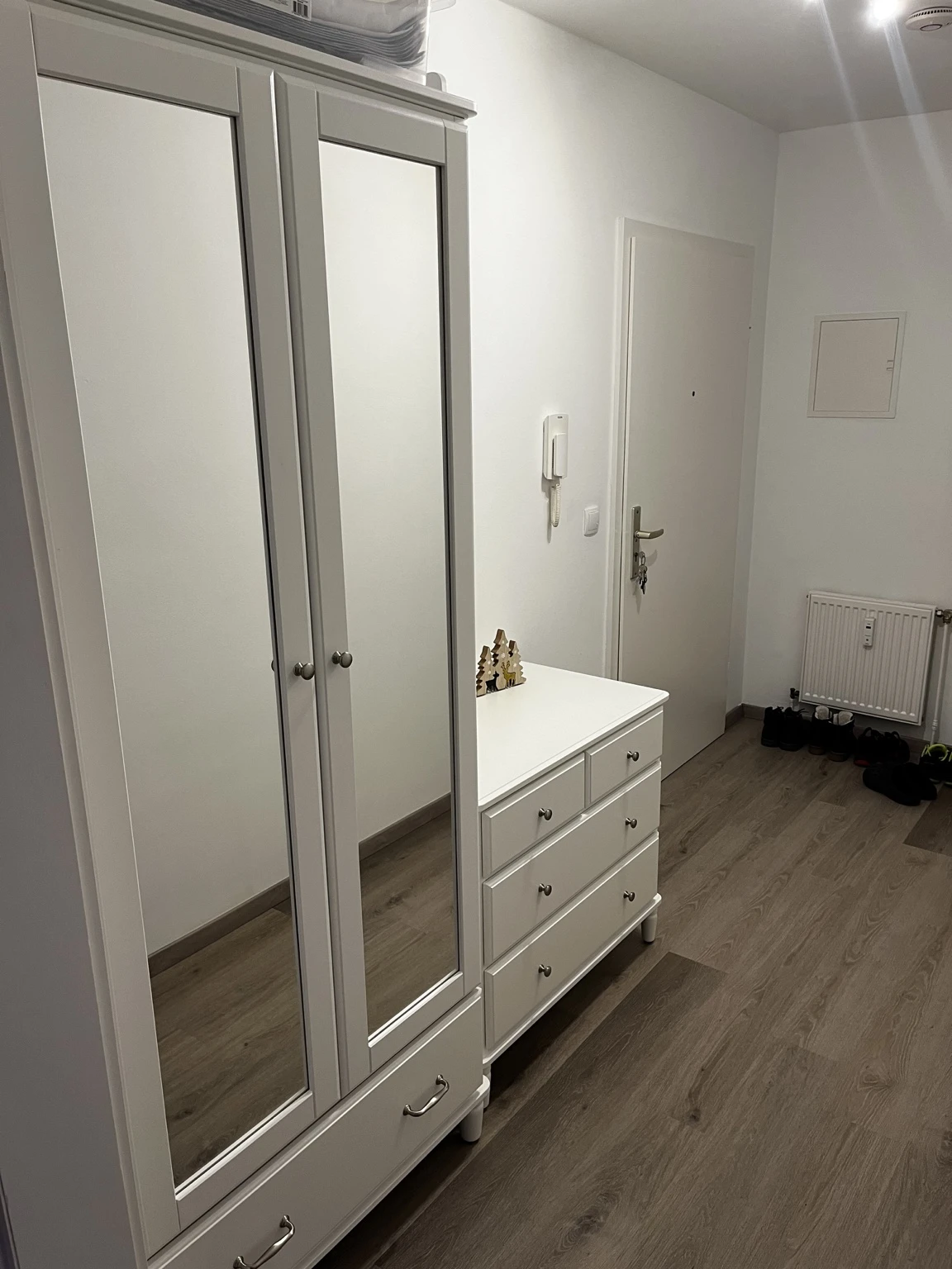 Weiße Garderobe mit Spiegelschrank und Kommode