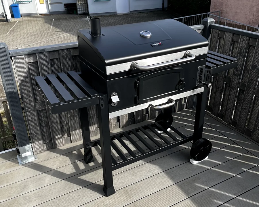 Montierter Grill auf einer Terrasse