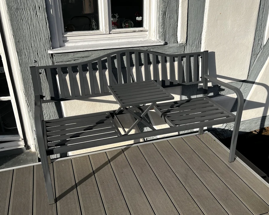 Montierte Gartenbank mit kleinem Tisch